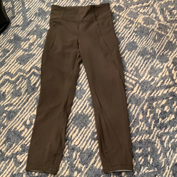 Women's Lululemon workout capris - Picture 1 of 1